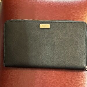 Awesome Kate Spade Travel Wallet ♥️